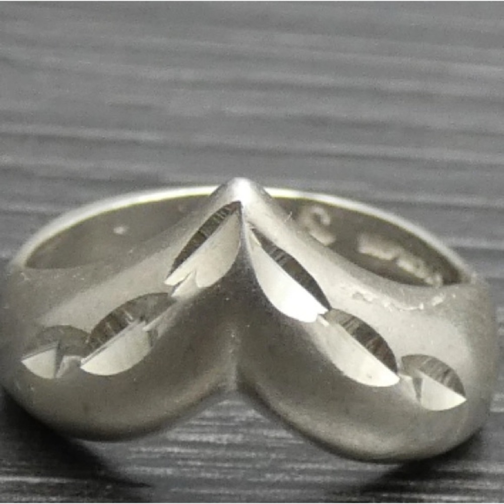 Sterling silver pointed heart diamond cut ring